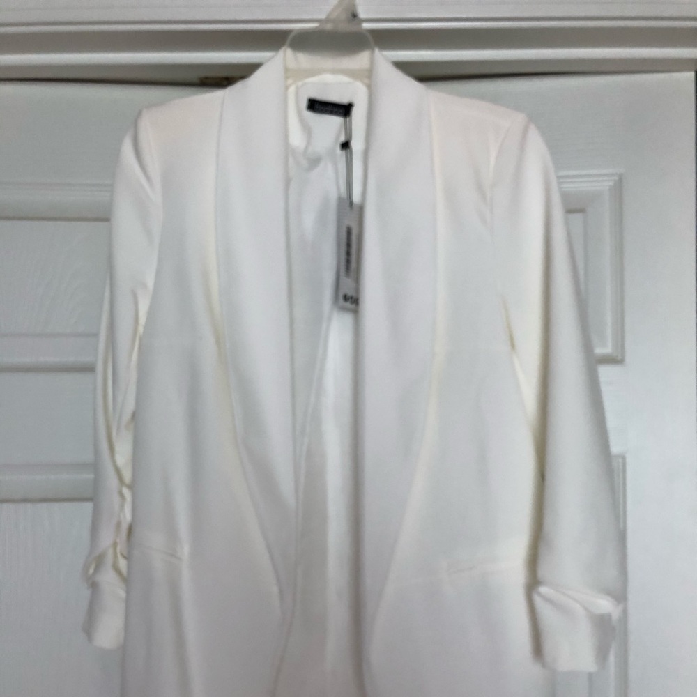 BRAND NEW BooHoo White boyfriend blazer